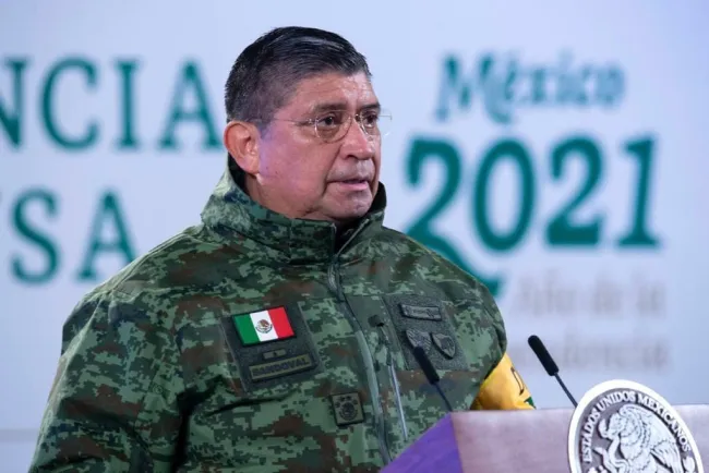 Realiza titular de la Sedena viajes lujosos en familia