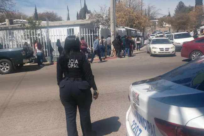 Vigilan entradas y salidas de escuelas tras regreso escolar