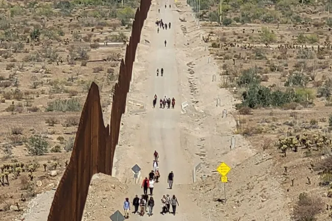 Detienen a grupos de migrantes en Arizona
