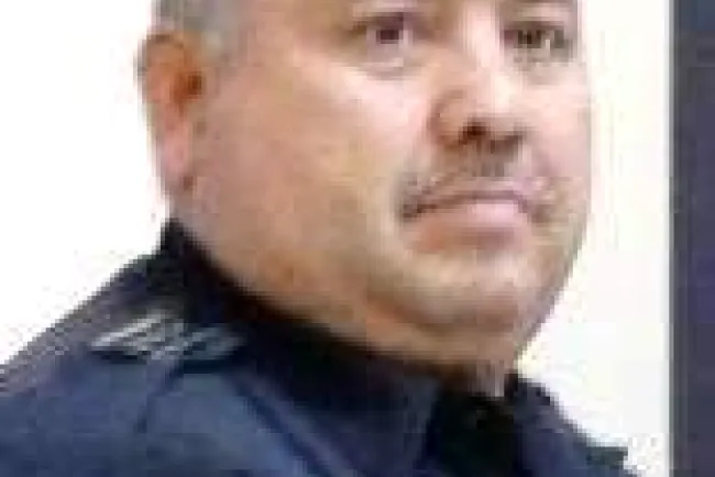 Vigilan escuelas El Comisario General de Seguridad Pública, Francisco Martínez Zubieta, resaltó el trabajo coordinado con agentes asignados al agrupamiento de Seguridad Vial del Departamento de Tránsito para la vigilancia en horario de entrada y salida de las escuelas. Con el regreso a clases el equipo de trabajo del gabinete de seguridad del gobierno de la ciudad se activó para reiniciar el programa de vigilancia permanente en escuelas que presentaron un foco rojo en cuanto a conductas antisoci