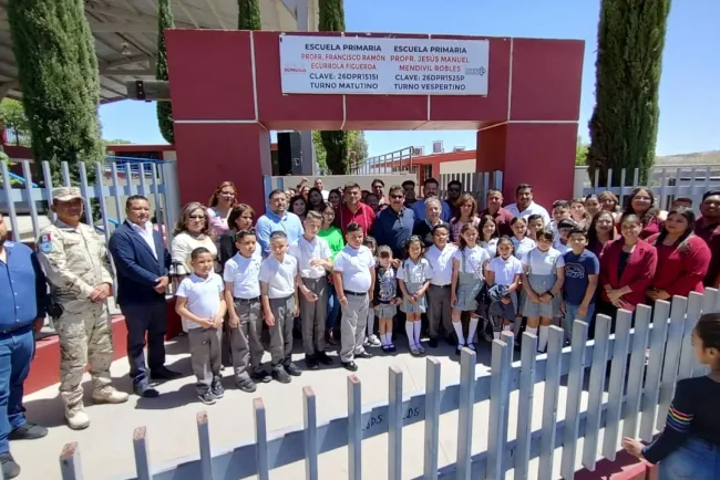 Honran vida y obra de dos maestros al nombrar escuela