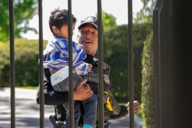 Ingresa menor a Casa Blanca; es el intruso más pequeño de la historia