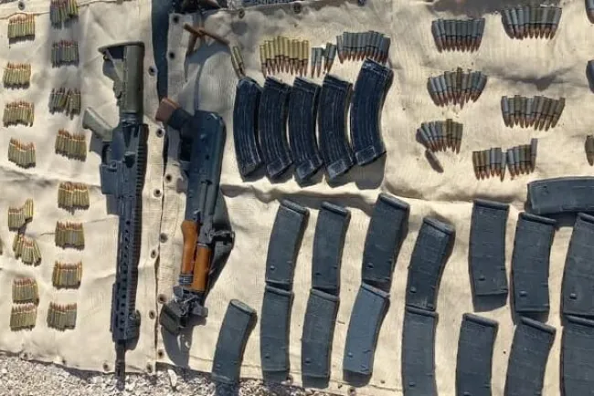 Localizan armas y cartuchos en carro robado