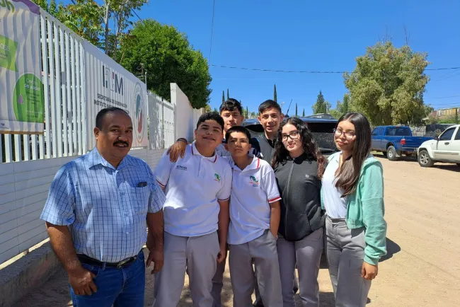 Estudiantes donan despensas al INM