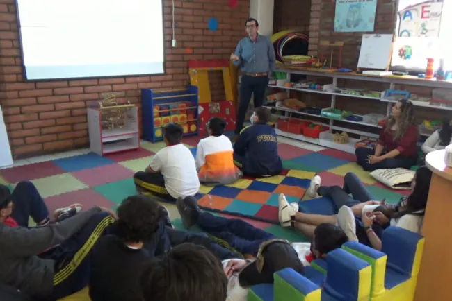 Imparten talleres de historia a estudiantes en la biblioteca