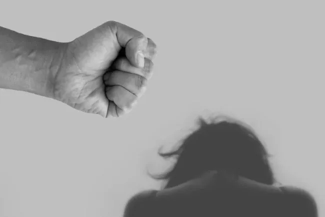 Reclama que le entreguen a su hijo y es agredida