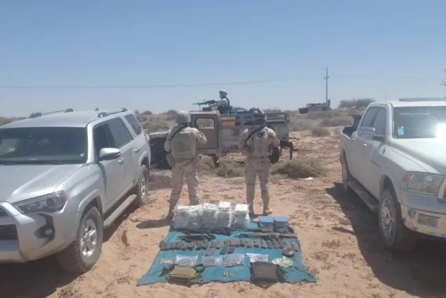 Agreden a militares y abandonan armas y droga