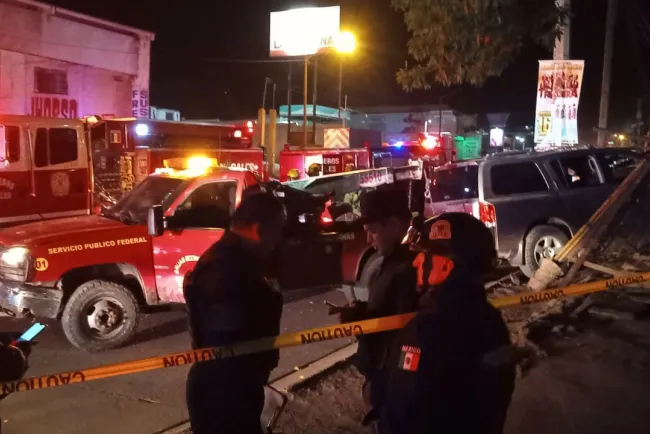 Chocar contra un poste y pierde la vida; menor resulta ileso