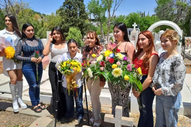 Llevan candidatas a reina ofrenda a la “Reina Mártir”