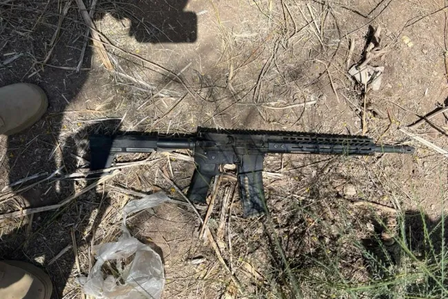 Atrapan a desertores militares en posesión de equipo y armas