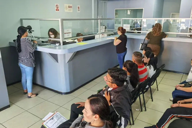 Alertan de fraudes en la SRE por atención de citas