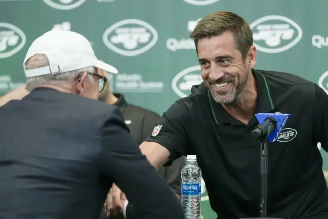 Jets presentan a Rodgers