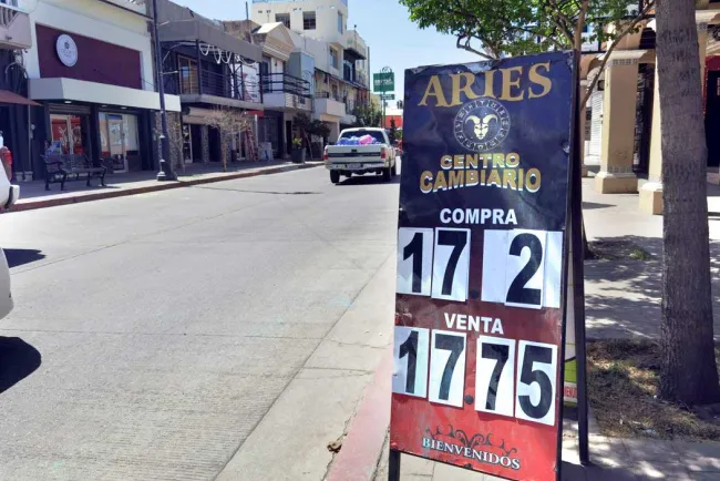 Baja el dólar a 17.60; afecta a negocios locales