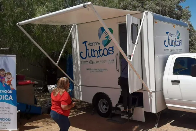 Entregan camión de atención médica para migrantes