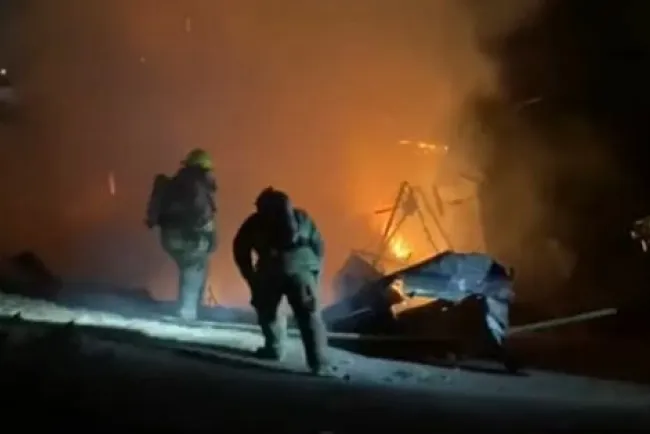 Incendio consume vivienda en la Simón Bolívar