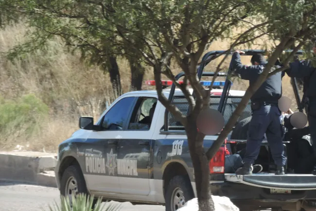 Conducía a exceso de velocidad; cargaba con fentanilo