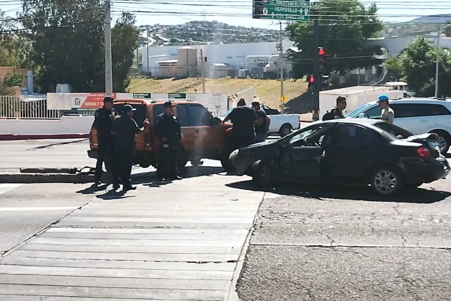 Tienen percance automovilistas en crucero del parque industrial San Ramón