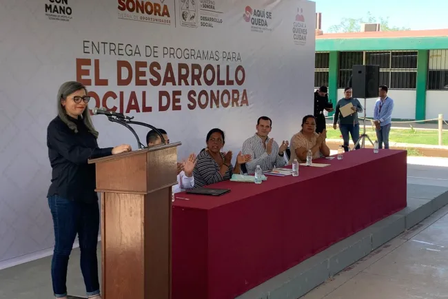 Entregan apoyos sociales en la Costa de Hermosillo