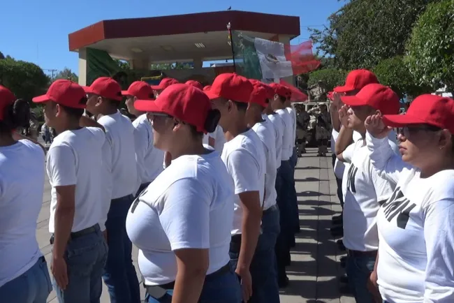 Rinden protesta de Bandera jóvenes del SMN