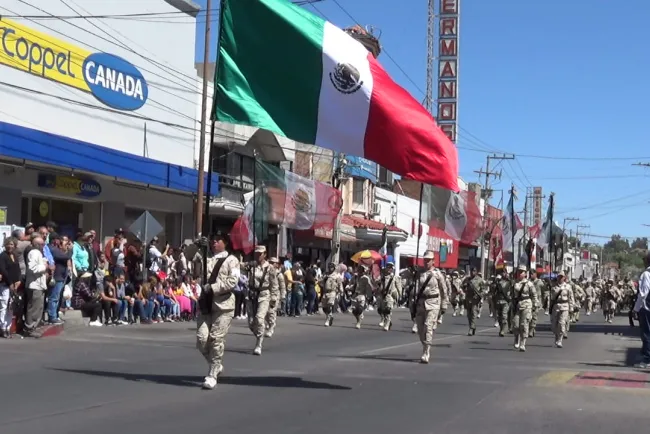 Celebran 161 aniversario de la Batalla de Puebla con lucido desfile