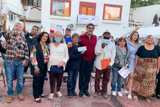 Entrega Alcalde apoyos económicos a 70 familias