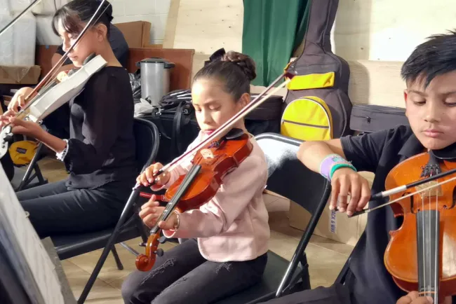 Alejan de la calle a jóvenes; aprenden música y habilidades