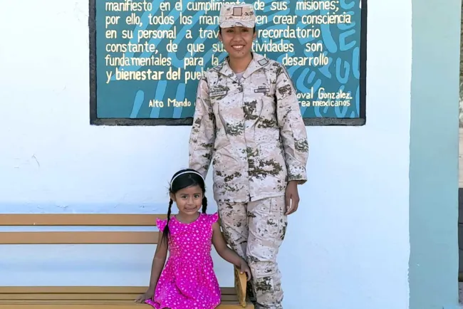 Su orgullo es ser militar, pero lo es más ser madre