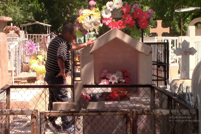 Visitan panteones por el Día de las Madres