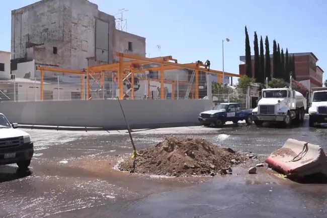 Desafogan aguas negras de colector ‘Estado’