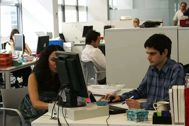 Pasar más de 7 horas sentados aumenta riesgo de obesidad: estudio