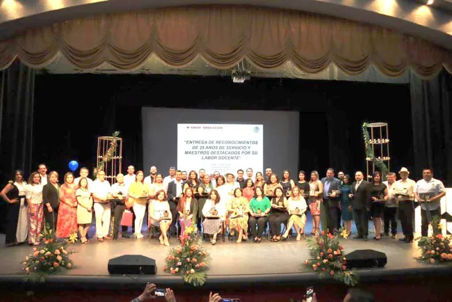 Celebran a maestros por su día; reconocen 25 años de servicio