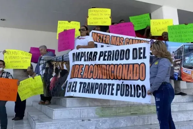 Realizan manifestación Unión de Usuarios frente al Congreso del Estado