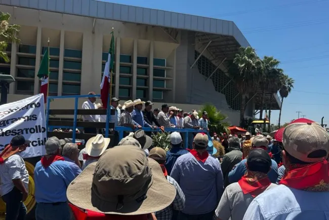 Mantienen bloqueo productores de trigo y maíz en Ciudad Obregón