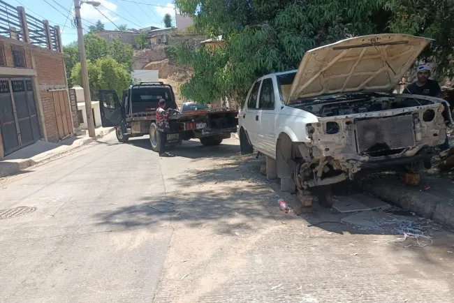 Pide el DTM se retiren autos chatarras en abandono