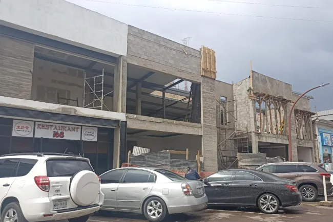 Cae hombre de una altura de 6 metros; sufre lesiones graves