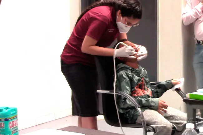 Llevan jornada de salud a migrantes de Iniciativa Kino