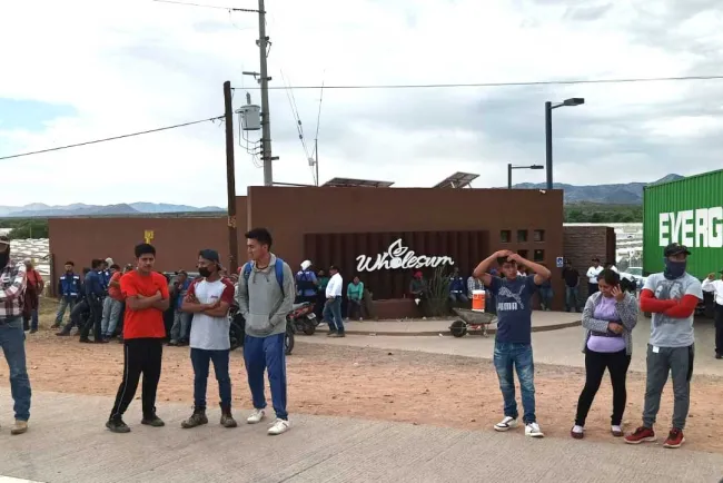 Cierran carretera trabajadores en Ímuris