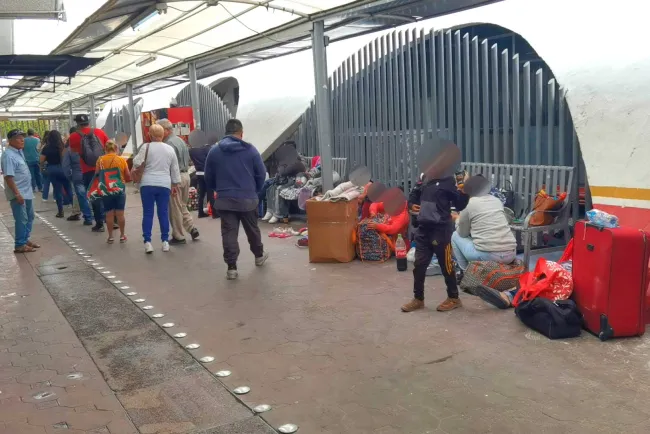 Hacen migrantes su residencia temporal garitas en frontera