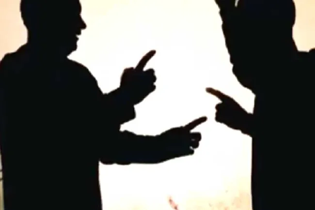 Golpean vecinos a pareja, todo porque instalaron un contenedor de basura