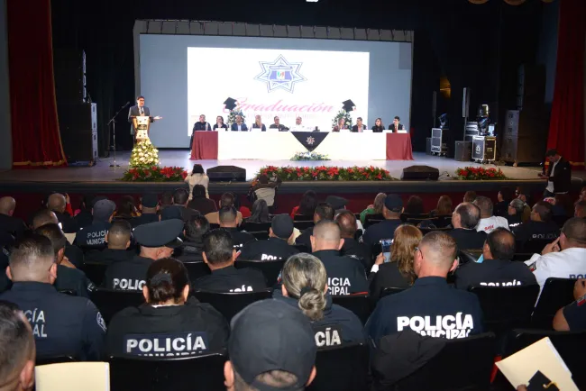 Entregan certificados de preparatoria a policías