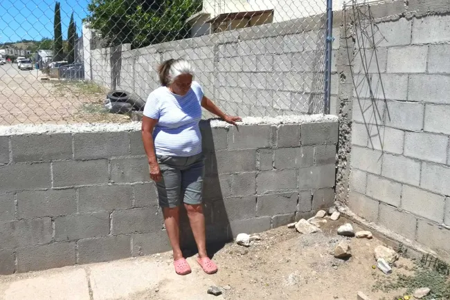 Denuncian vecinos bloqueo de andador