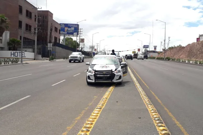 Queda mujer detenida por choque múltiple