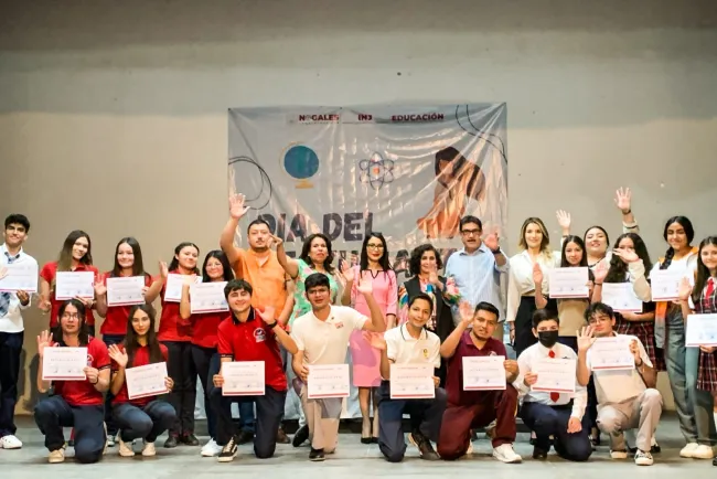 Reconoce Alcalde a estudiantes en su día