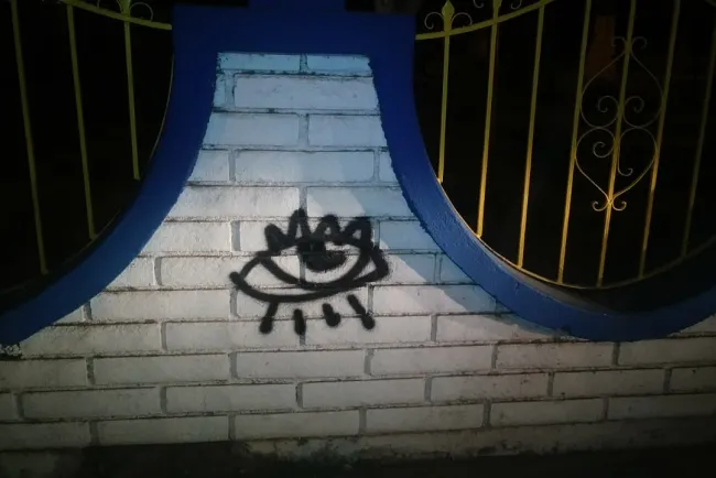 Grafitea pared y termina detenida