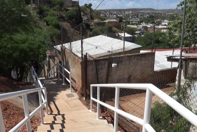 Favorecen movilidad con escalinata y andador