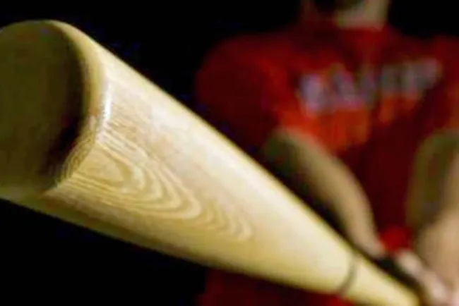 Entran a su domicilio y lo golpean con bates de madera