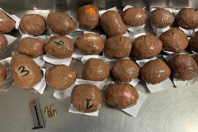 Arrojan proyectiles con droga en línea fronteriza