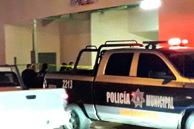 Llega herido de bala a hospital; se niega a dar información