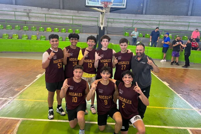 Conquista Nogales cetro de basquet