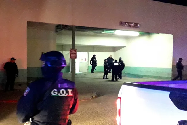 Balean a taxista, huye y se resguarda en cuartel militar